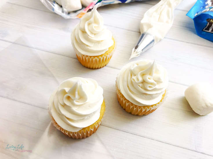 Cupcakes with white frosting 