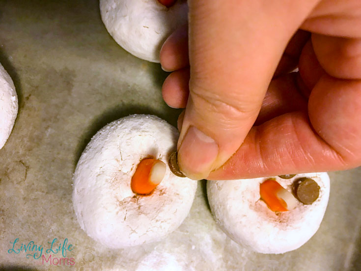 These Snowman Donut Pops are a simple and fun holiday treat that the entire family will love! No baking required, you'll fall in love with the taste and look of these edible snowmen!  #snowman #donuts #holidaytreats #winter #LivingLifeasMoms