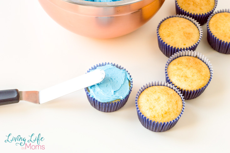 decorating rainbow cupcakes 