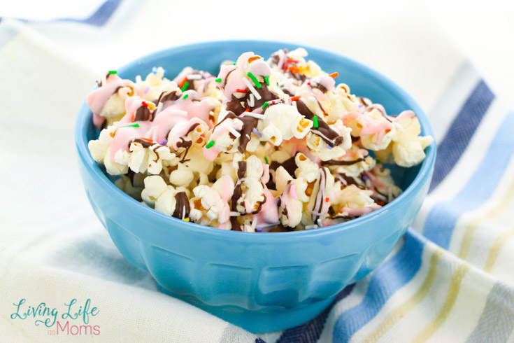 Neapolitan popcorn in a blue bowl