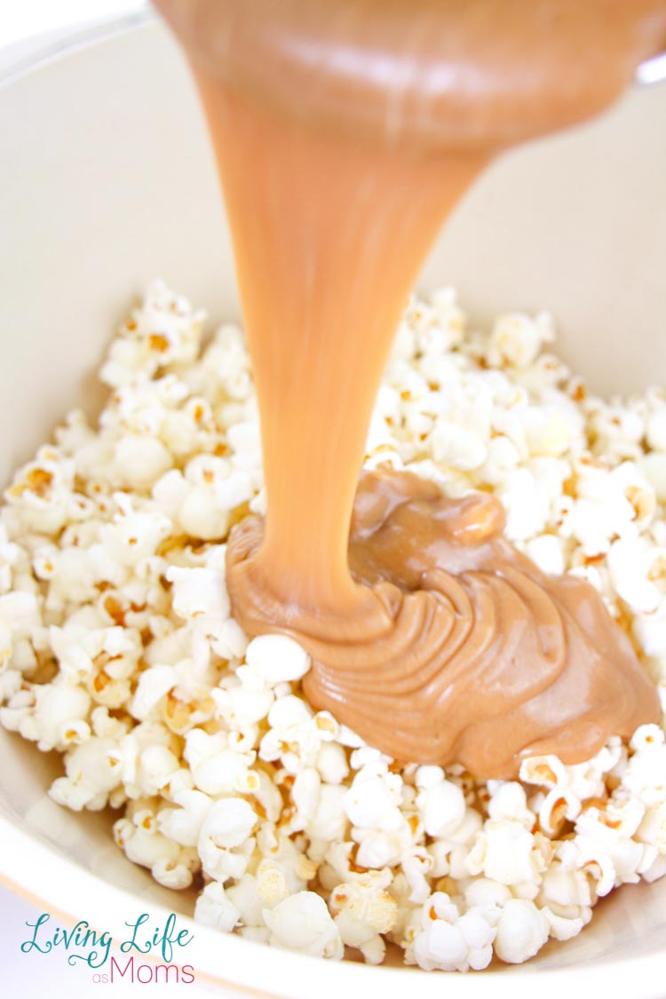 Here is a delicious popcorn recipe that is an easy dessert as well. Covered in chocolate and Snickers, this popcorn is so simple, it's crazy! Get ready to fall in love with movie night all over again thanks to this delicious homemade popcorn recipe. #popcornrecipe #dessertpopcorn #movienightfun #homemadepopcorndessert 