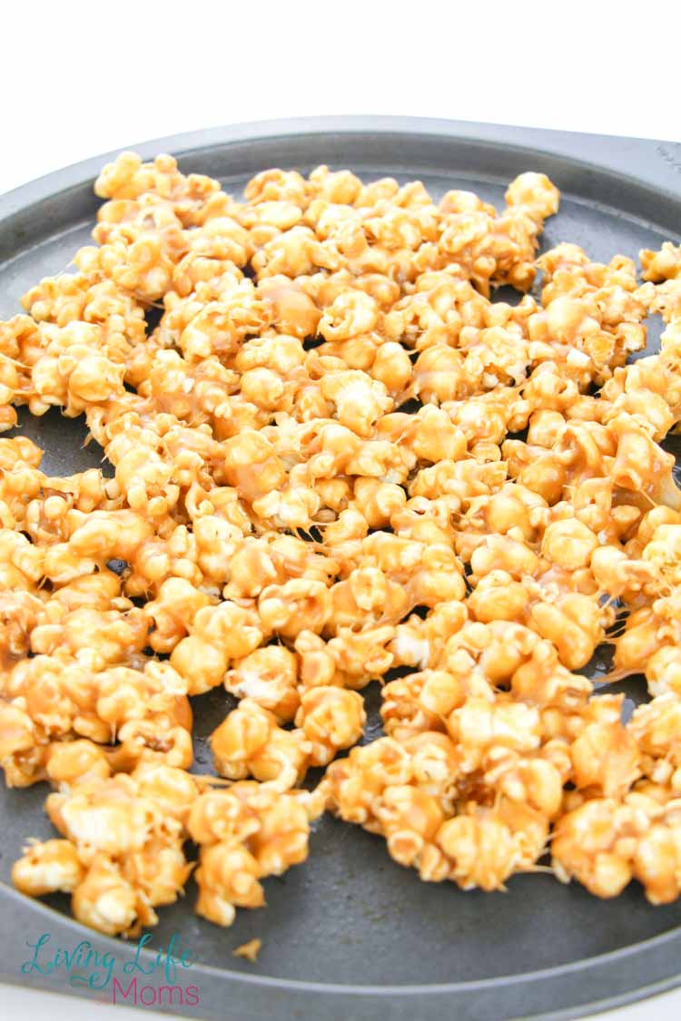 Here is a delicious popcorn recipe that is an easy dessert as well. Covered in chocolate and Snickers, this popcorn is so simple, it's crazy! Get ready to fall in love with movie night all over again thanks to this delicious homemade popcorn recipe. #popcornrecipe #dessertpopcorn #movienightfun #homemadepopcorndessert 