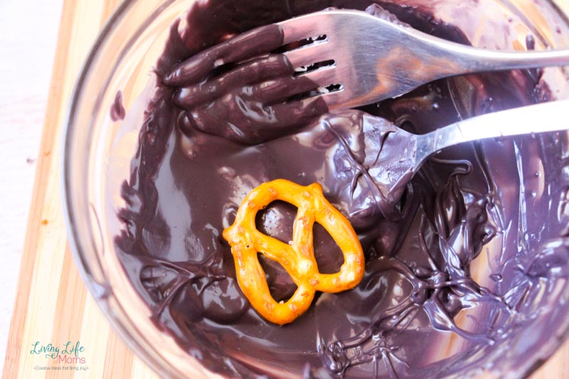 dipping pretzels in chocolate 